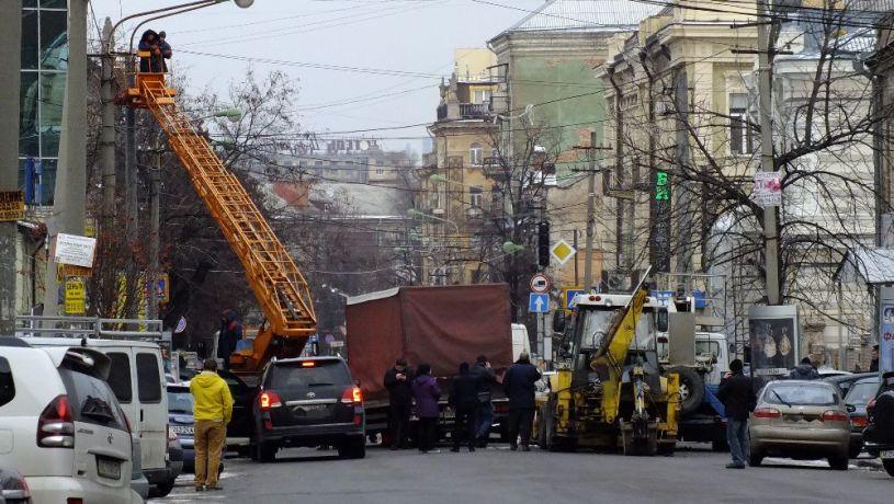 В Дніпрі водій екскаватору не впорався з керуванням: побито десятки машин ВІДЕО