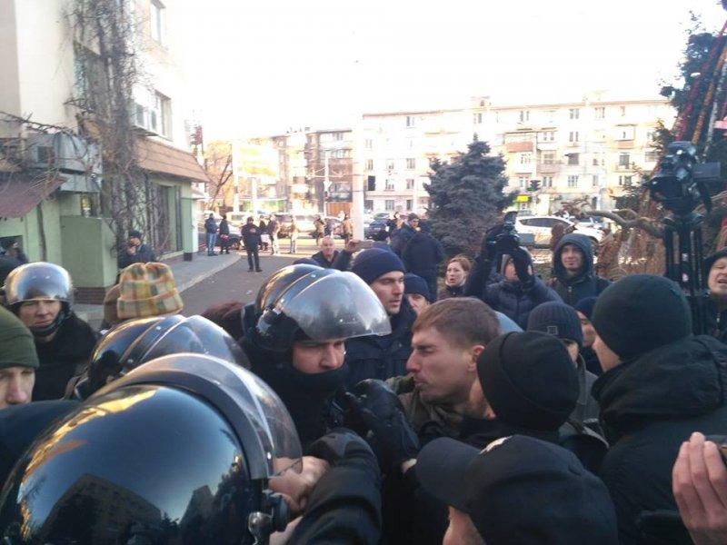 На Одещині поліція застосувала проти мітингуючих сльозогінний газ, ВІДЕО