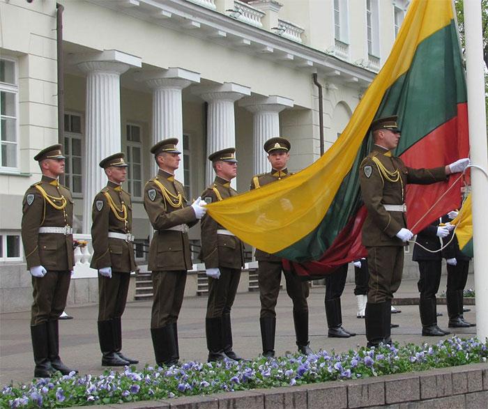 В центрі Києва в клуб невідомі кинули вибухові пакети  (ФОТО)