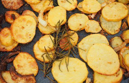 Смачна країна. Картопля, смажена кубиками з розмарином