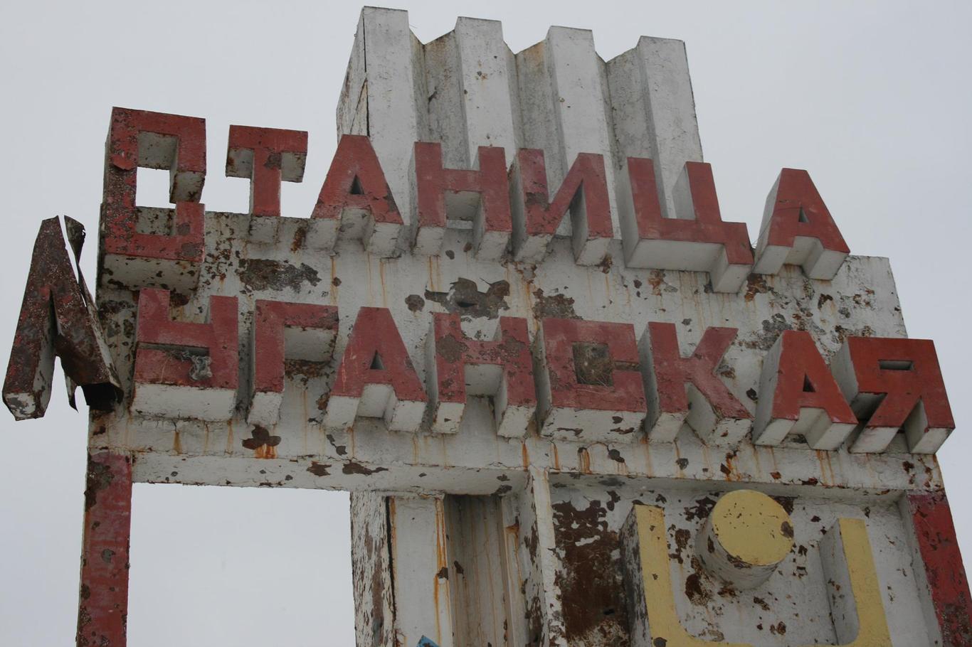 Під час обстрілу Станиці снайпер бойовиків поцілив в голову прикордонника