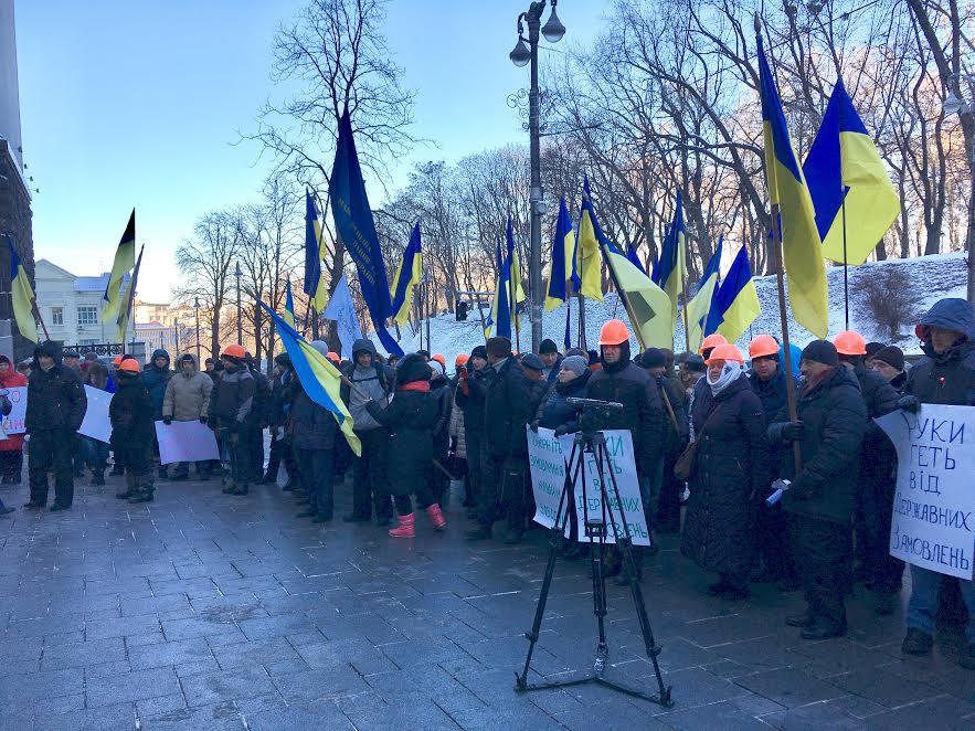 Десятки людей під Кабміном вимагають відставки голови «Нафтогазу» — відео