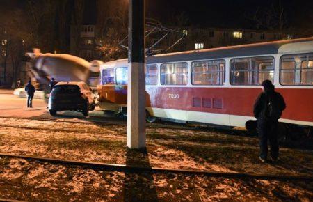 В Одесі трамвай зійшов з рейок і врізався в припарковану машину - ФОТО