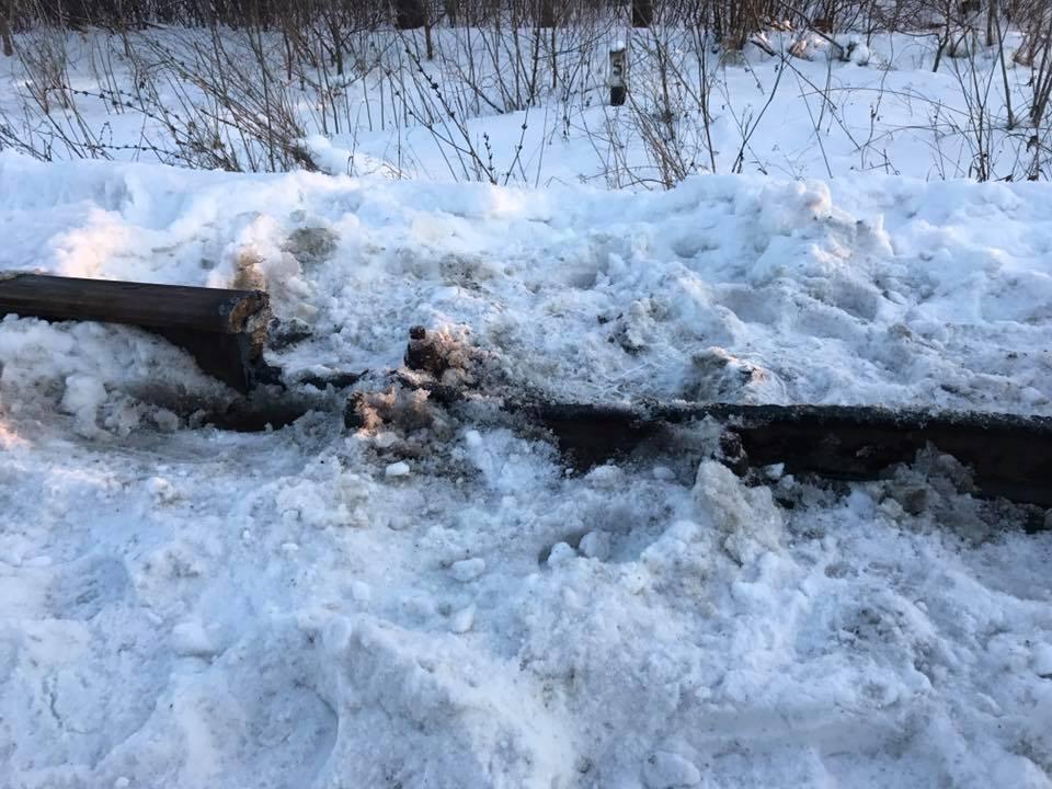 Невідомі підірвали залізничні рейки в зоні «торгової блокади» — фото