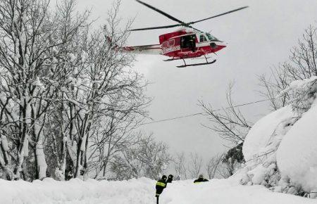 З'явилося відео з похованого під снігом готелю в Італії