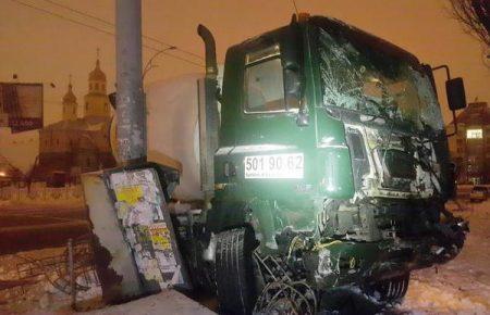 В столиці бетоновоз протаранив кілька авто (ФОТО, ВІДЕО)