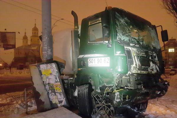 В столиці бетоновоз протаранив кілька авто (ФОТО, ВІДЕО)