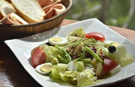 Смачна країна. Салат із зеленого горошку з маринованими грибами