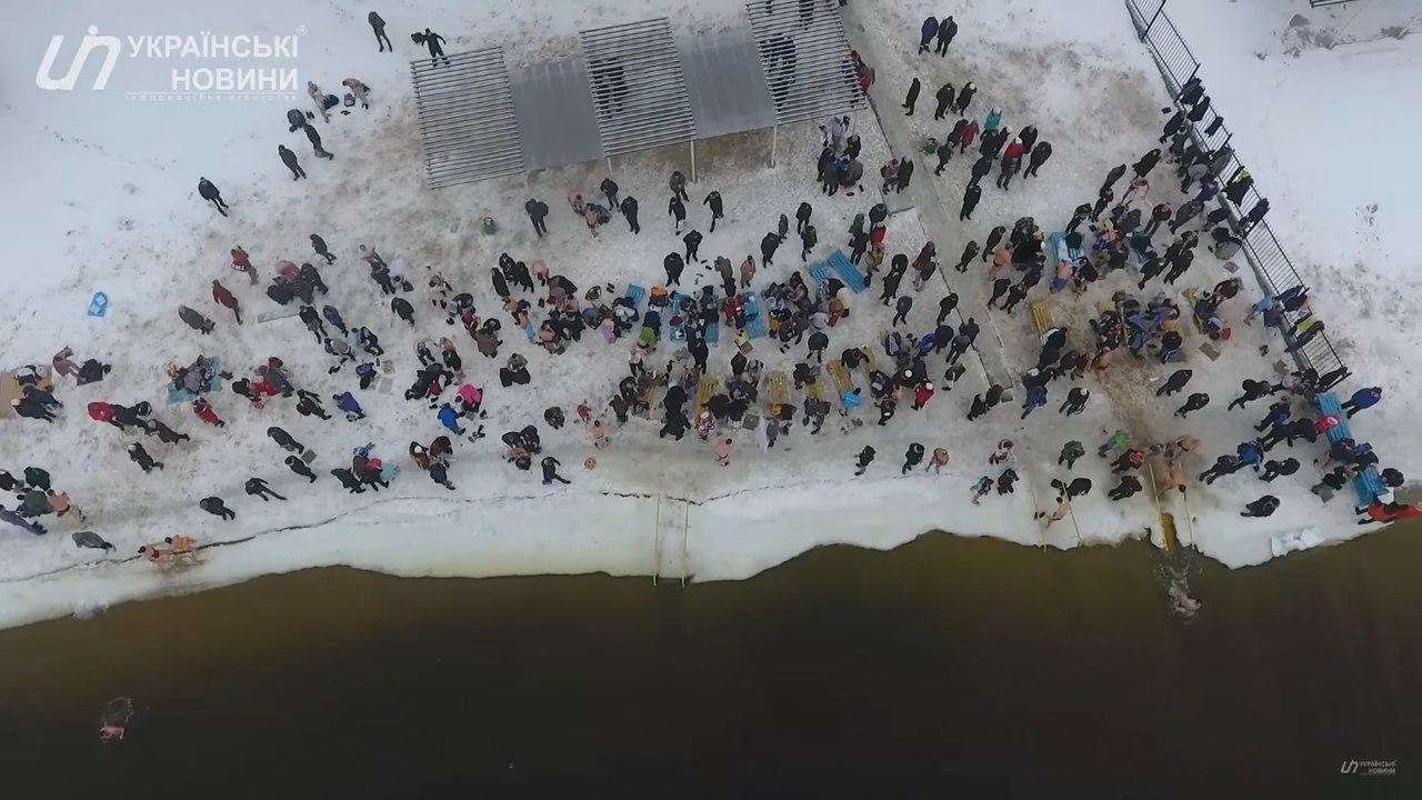 Журналісти зняли масові купання українців у крижаному Дніпрі — відео