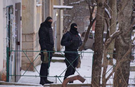 Під дверима квартири Курбедінова люди читали молитву (ВІДЕО)