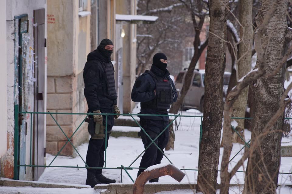 Під дверима квартири Курбедінова люди читали молитву (ВІДЕО)