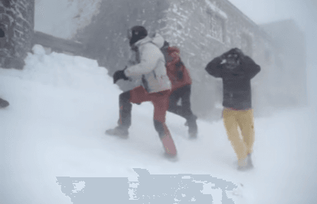 Як туристи на горі Піп Іван з вітром боролися - вражаюче відео