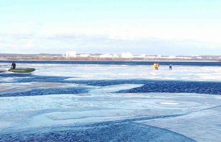 Як рятували 30 рибалок з крижини, що відірвалась від берега - ФОТО