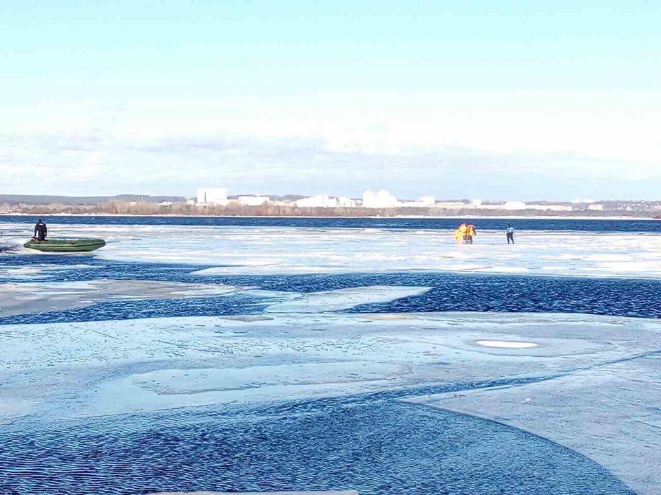 Як рятували 30 рибалок з крижини, що відірвалась від берега - ФОТО