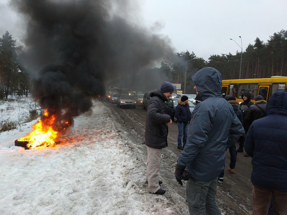 На в'їздах до Києва частково заблоковано рух, палають шини (ВІДЕО)