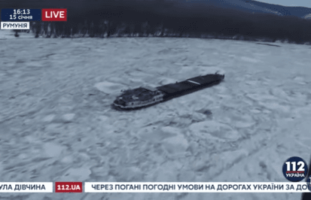 На Дунаї судно вмерзло в річку (ВІДЕО)