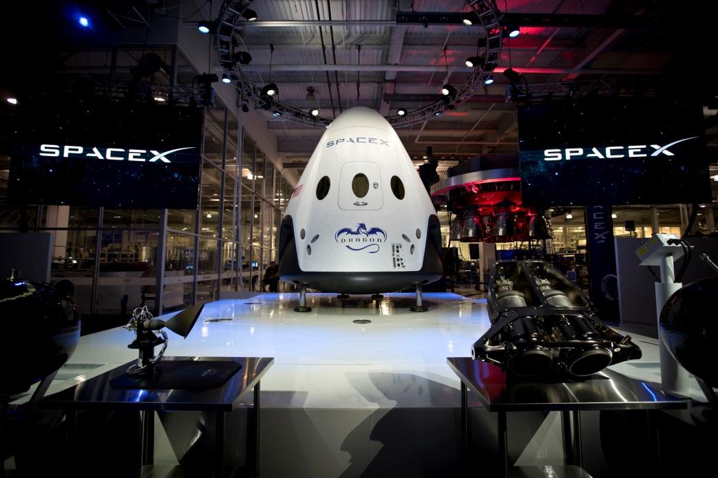 SpaceX анонсував туристичний політ навколо Місяця в 2018 році