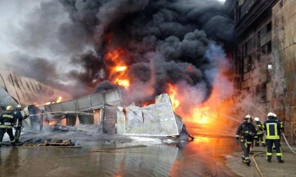 На Подолі горять склади — площа пожежі 3000 кв.м — фото