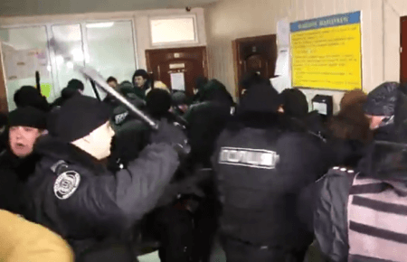 Справа "2 травня": активісти блокували залу суду, сталася бійка (ВІДЕО)