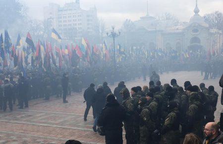 Під час «Маршу Національної Гідності» палили фаєри, кидали шашки (ВІДЕО, ФОТО)