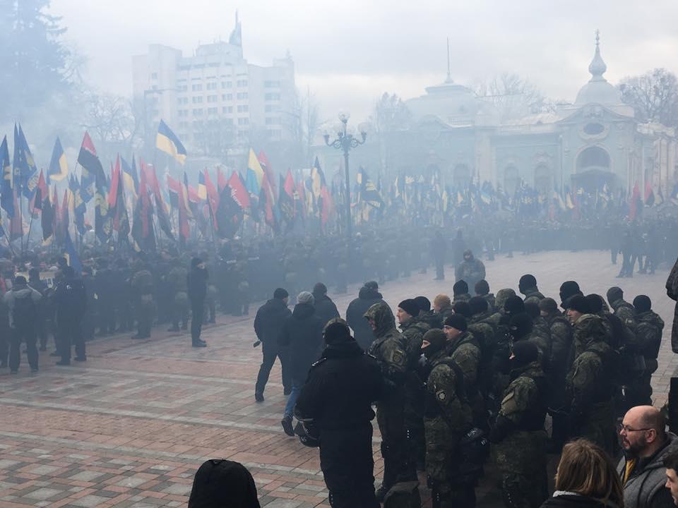 Під час «Маршу Національної Гідності» палили фаєри, кидали шашки (ВІДЕО, ФОТО)