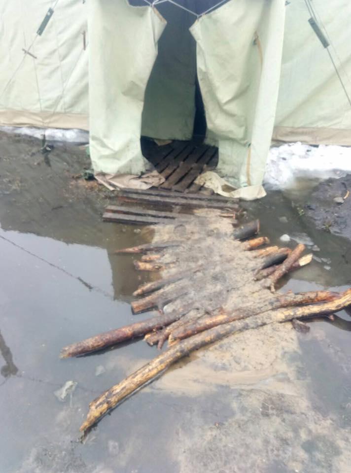 Дніпропетровщина: намети військових розмістили на воді (ФОТО)