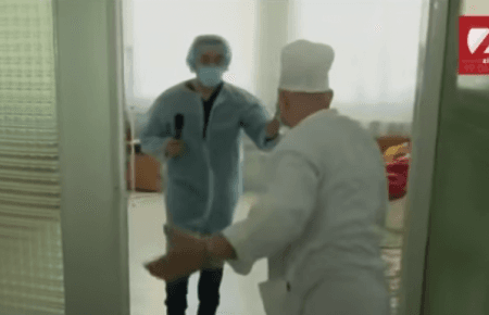 Журналісти заявили про напад на них в Бориспільській лікарні - ВІДЕО