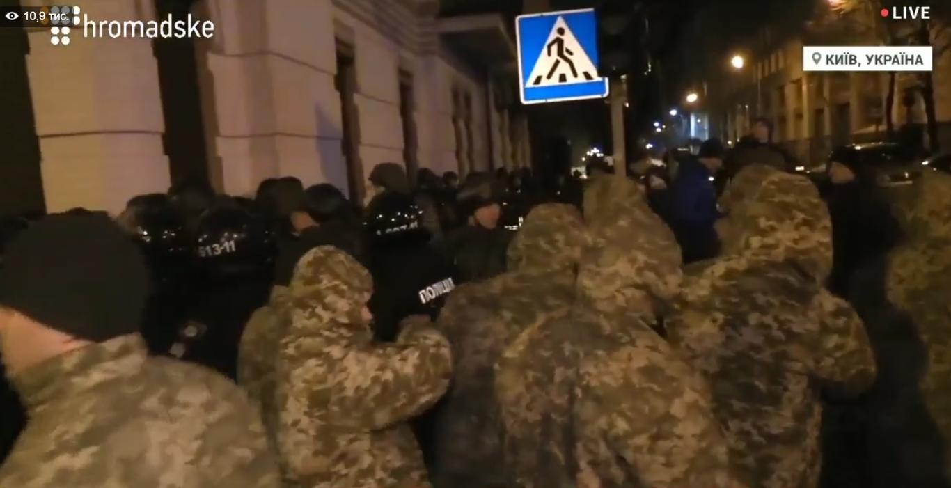 В центрі Києва відбулися сутички націоналістів і поліції - відео