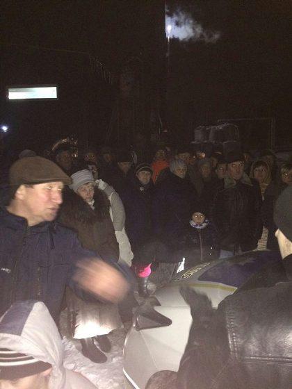 В Рівному ввечері близько ста людей пікетували біля котельної (ФОТО)