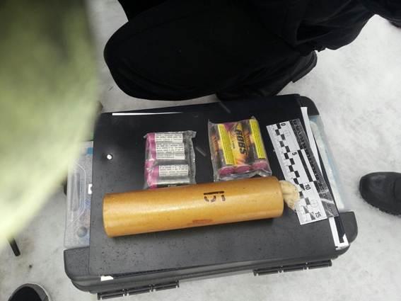 У Києві на Грушевського затримали підлітка з вибуховим пакетом - поліція