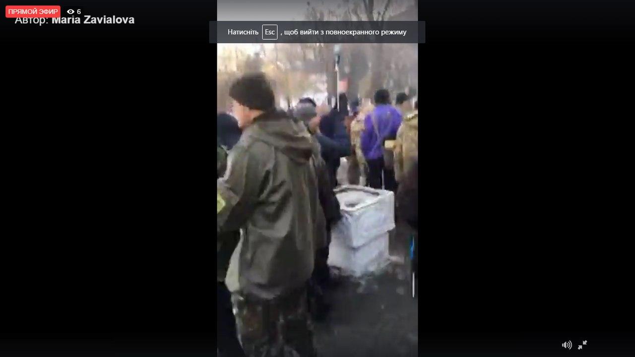 ОУН проводить на Майдані «Марш недовіри», чутно вибухи та пішов газ — відео