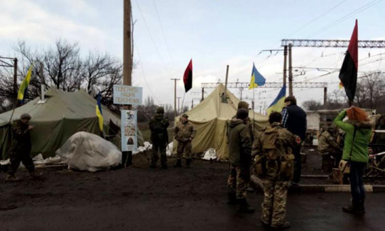 Поліція затримала 37 людей, які напали на учасників блокади на Донбасі — відео