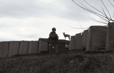 Салют як бабахнув! Я — під ліжко, — боєць зі Станиці Луганської (ВІДЕО)