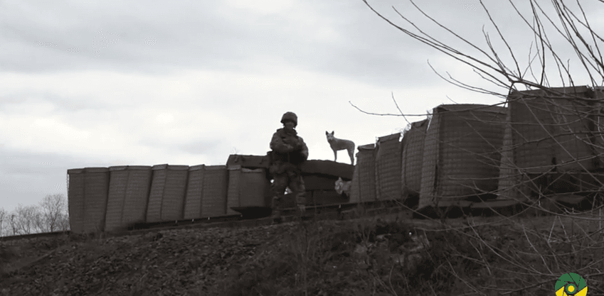 Салют як бабахнув! Я — під ліжко, — боєць зі Станиці Луганської (ВІДЕО)