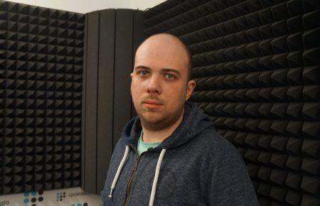 Чоловіка, який вдарив журналіста в РФ в ефірі, засудили до півроку виправних робіт