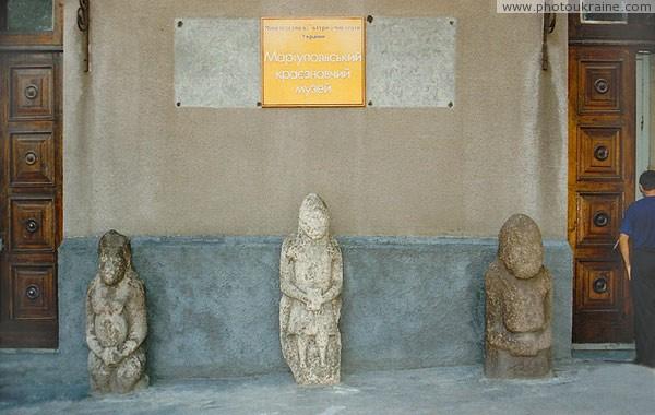 Які особливі експонати зберігаються в Маріупольському музеї народного побуту