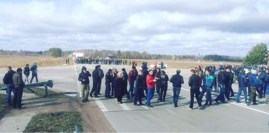 Рух трасою Київ-Ковель на Рівненщині перекрито через протестувальників