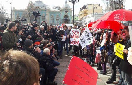 Під Верховною Радою відбувся мітинг секс-працівників — відео