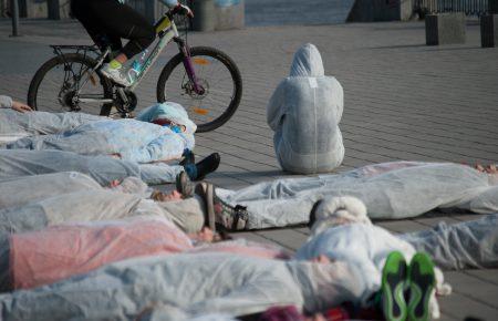 Активісти влаштували лежачий флешмоб проти засилля автомобілів — фоторепортаж