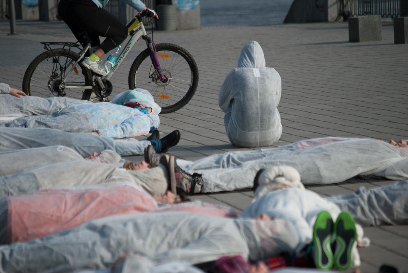 Активісти влаштували лежачий флешмоб проти засилля автомобілів — фоторепортаж