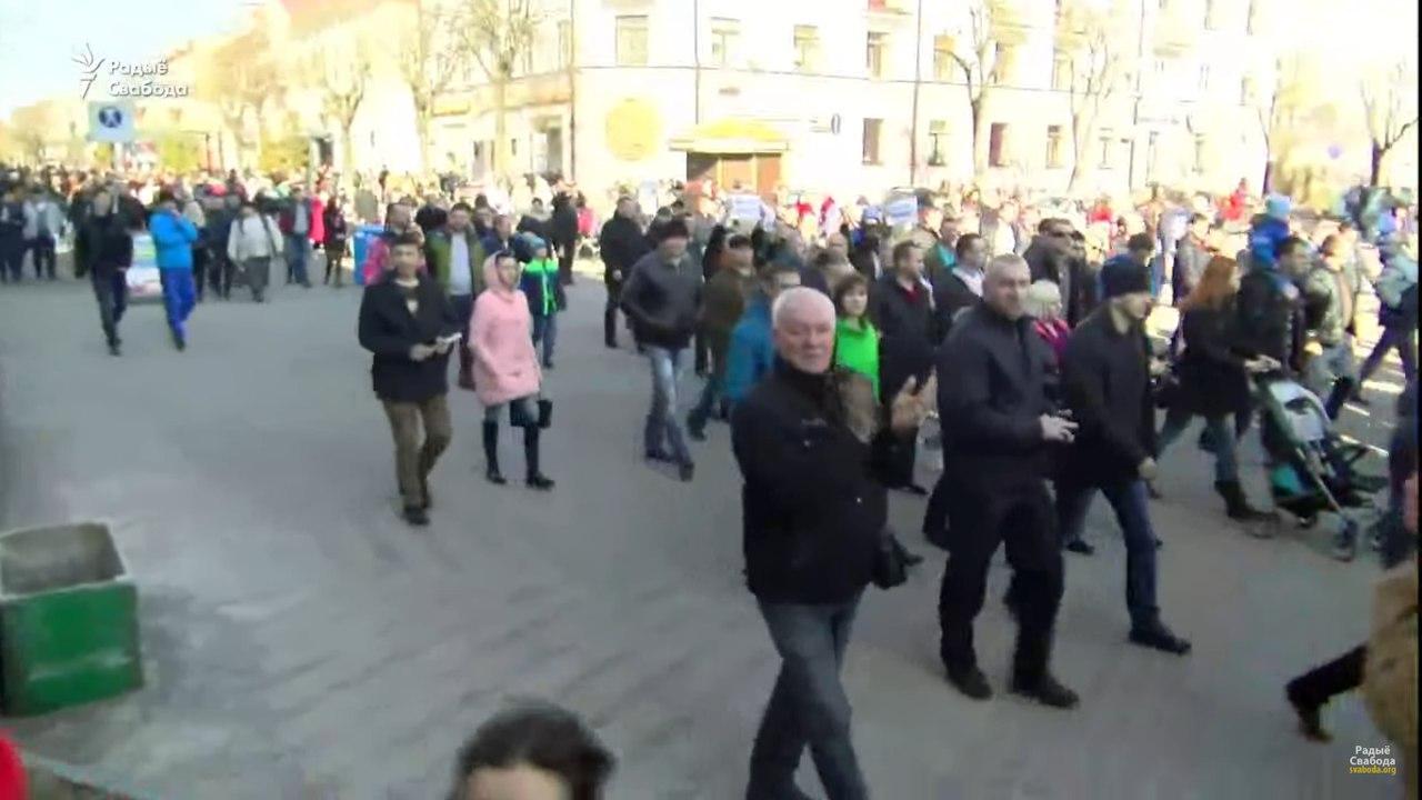 У Білорусі «Марш недармоїдів» крокує столицею — людей стає дедалі більше — відео