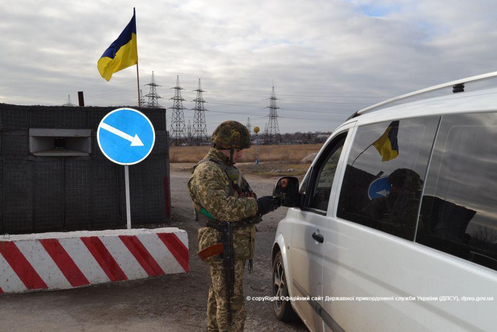 Мешканці Донеччини скаржаться, що їм не дають провезти через КПВВ особисті речі