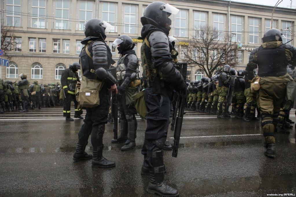 Потужні вибухи, спалахи: відео нічного бою у Мар'їнці 29 липня