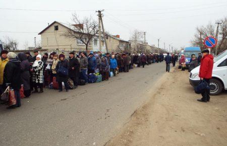 Станичани пропонують людям з черги на КПВВ ліжко-місця за 50-70 гривень