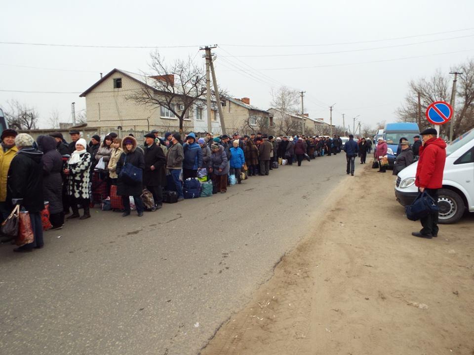 Станичани пропонують людям з черги на КПВВ ліжко-місця за 50-70 гривень