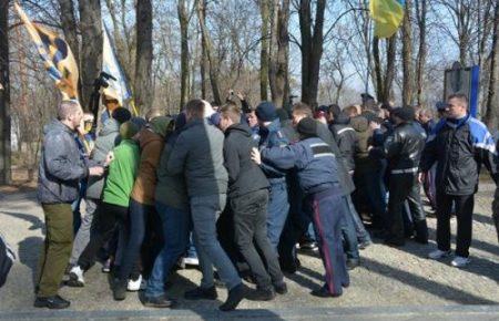 У Каневі на Тарасовій горі під час покладання квітів сталися сутички (ВІДЕО)