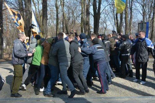 У Каневі на Тарасовій горі під час покладання квітів сталися сутички (ВІДЕО)