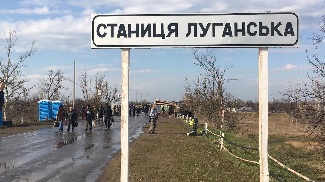 Багатогодинні черги на КПВВ «Станиця Луганська» заради пенсії. Репортаж (відео)