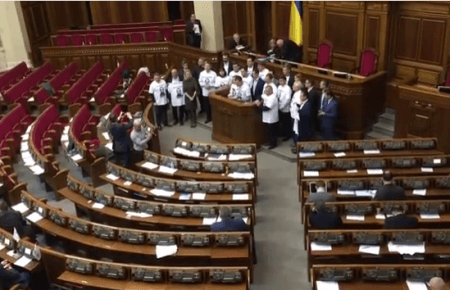 Нардепи від БПП звернулись до напівпорожньої зали Верховної Ради (ВІДЕО)
