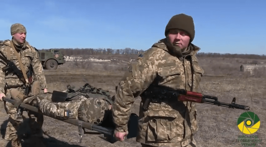 Військовим показали, як допомагати побратимам на полі бою (ВІДЕО)